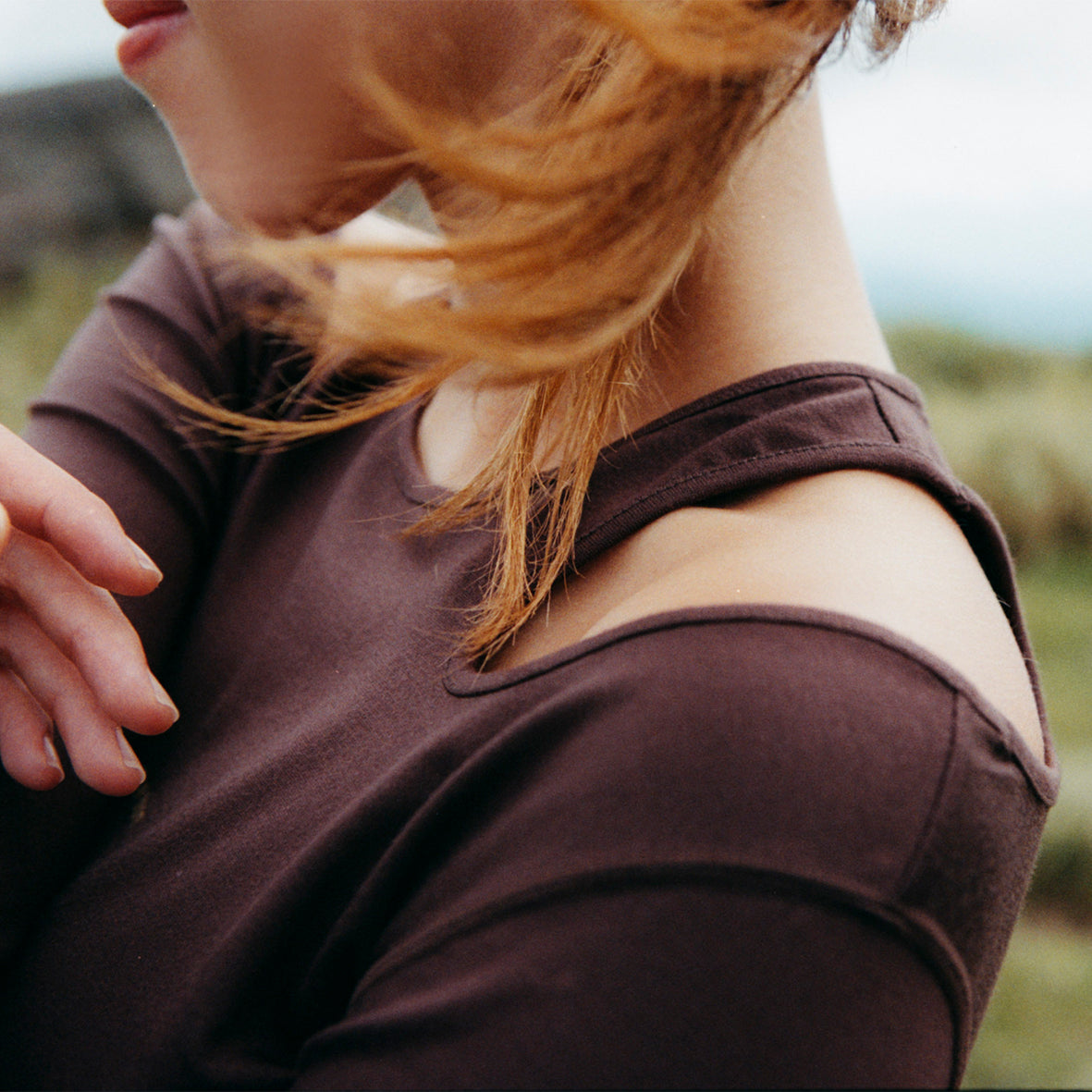 OPEN SHOULDER LONG SLEEVE T-SHIRT