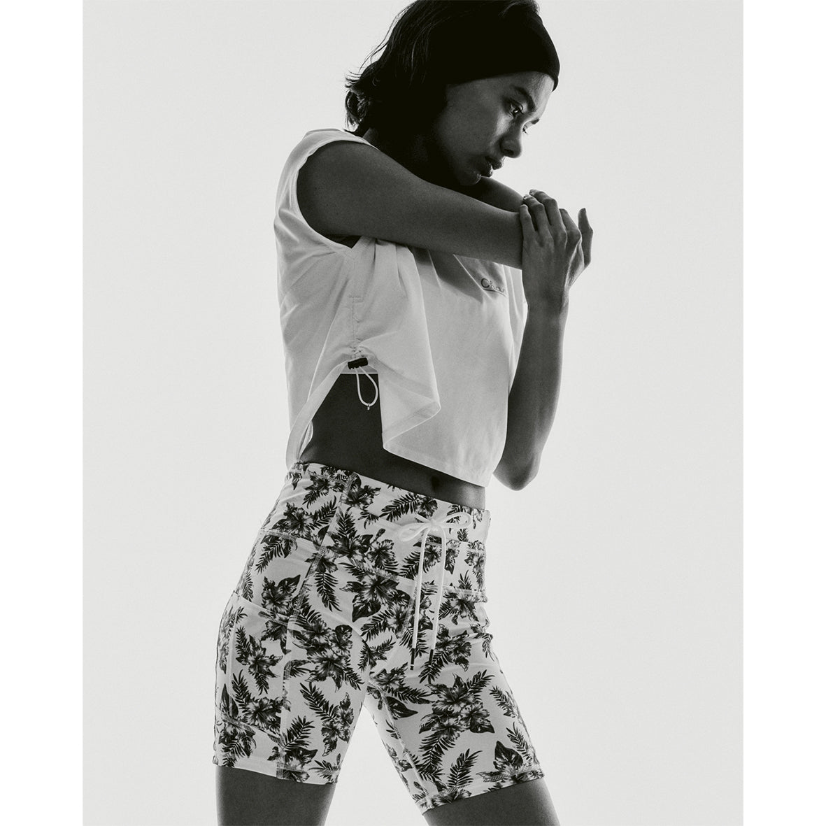 SHORT LENGTH SLEEVELESS T-SHIRT