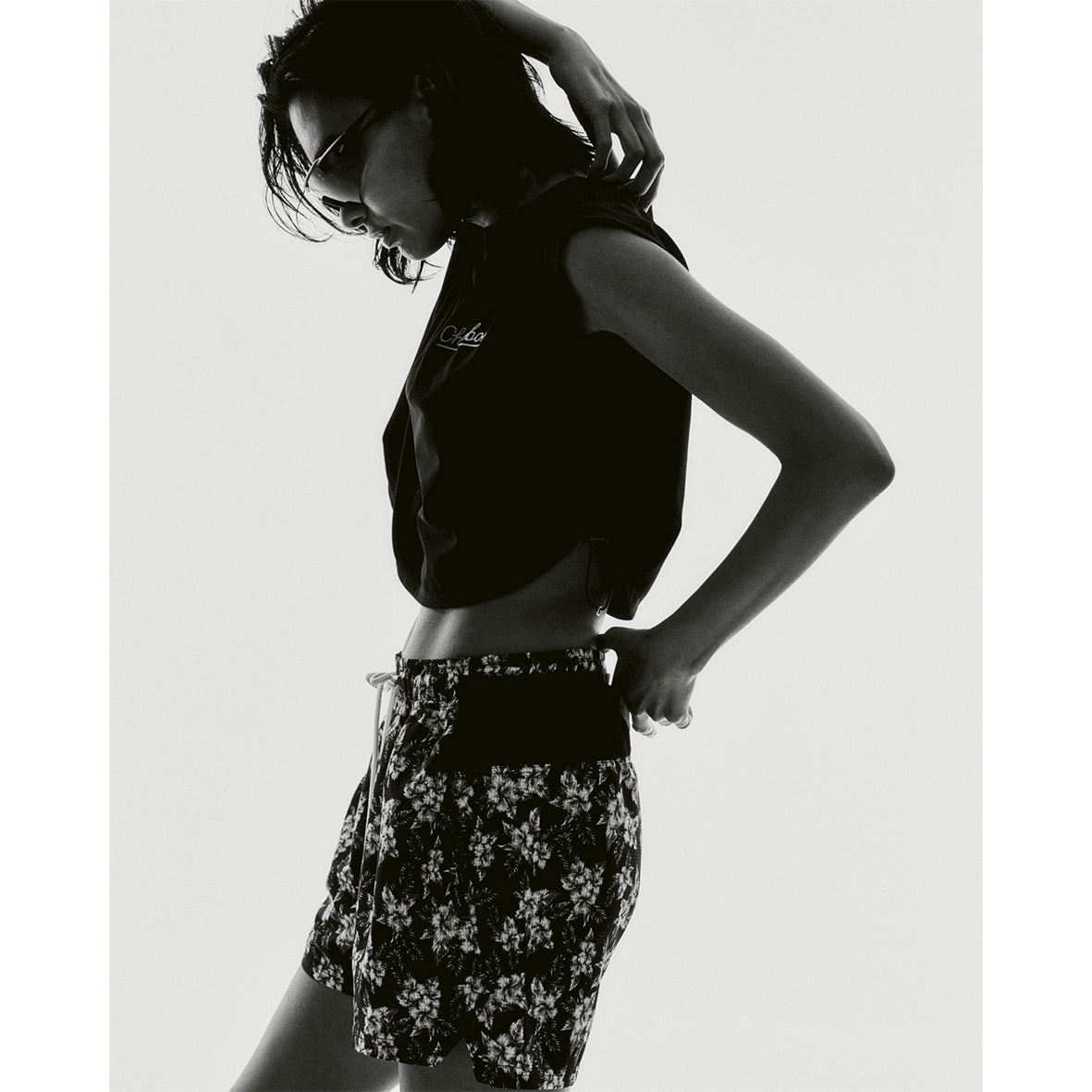 SHORT LENGTH SLEEVELESS T-SHIRT
