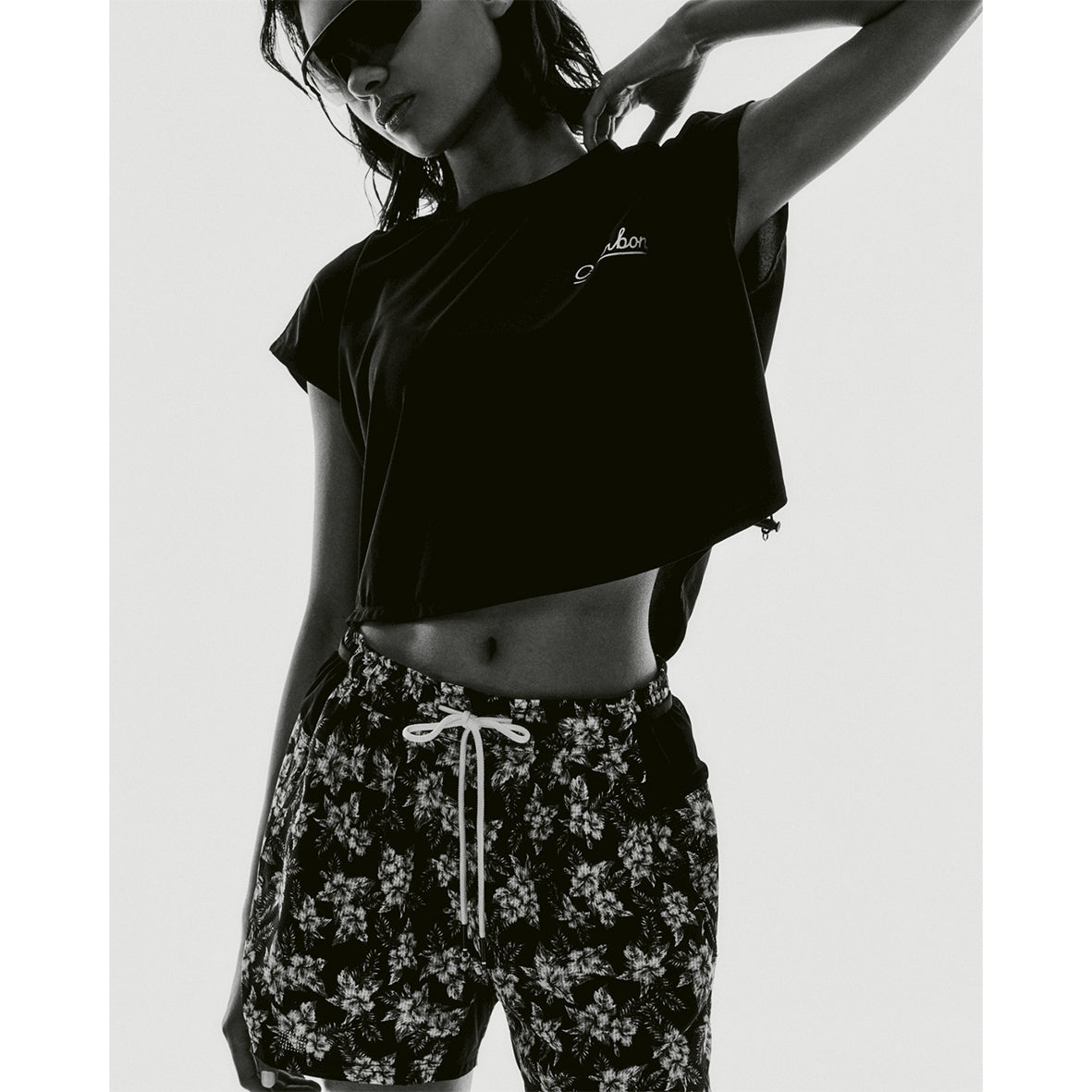 SHORT LENGTH SLEEVELESS T-SHIRT